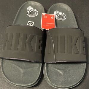 Nike off court slides Men’s size 9 NWT Black Flip Flop sandal